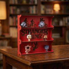 Dalyan Stranger Things Temalı Ahşap Figür Standı – Koleksiyon Rafı
