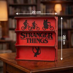 Dalyan Stranger Things Temalı Ahşap Figür Standı – Koleksiyon Rafı