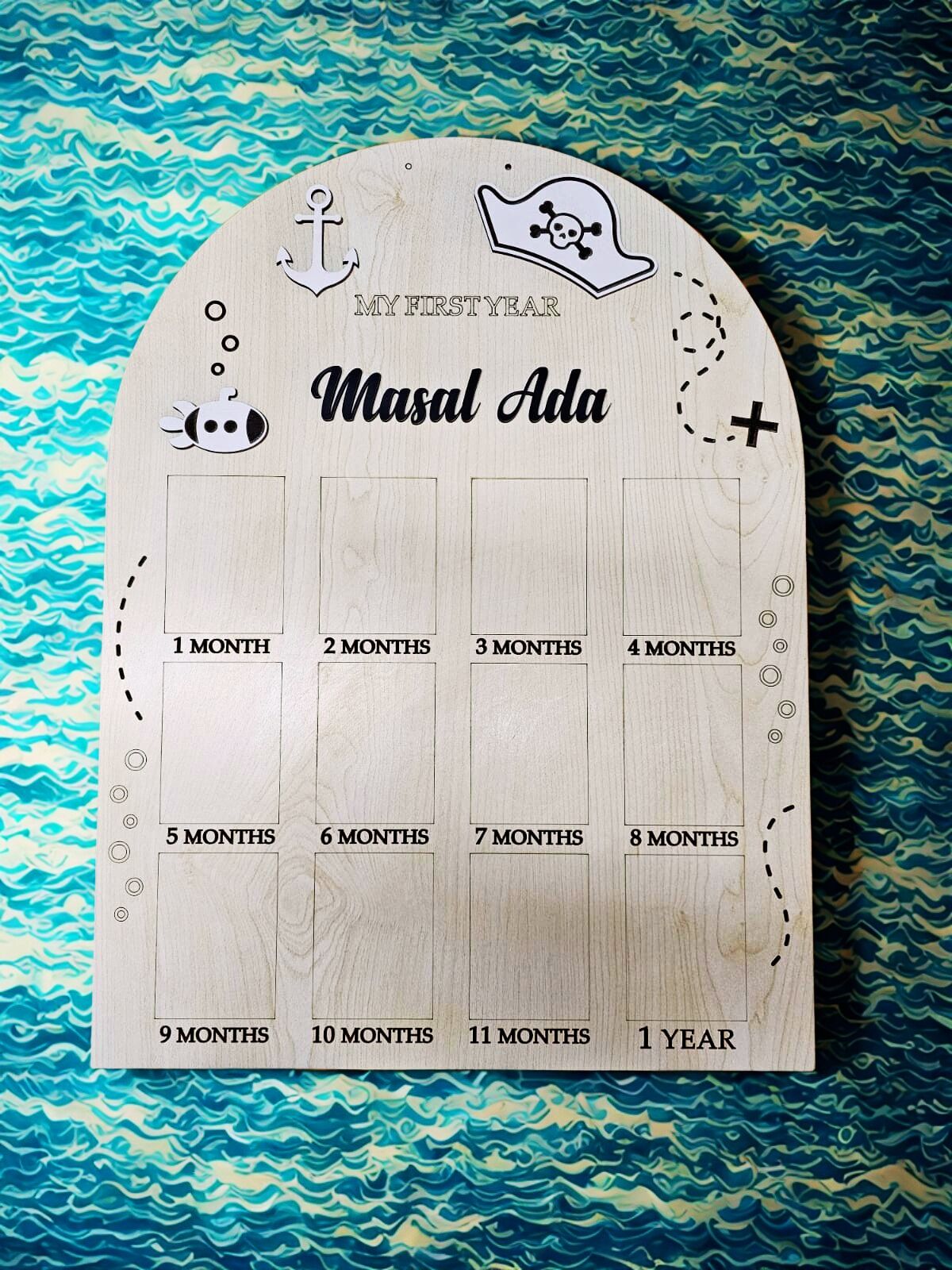 Dalyan Kişiye Özel Ahşap Fotoğraf Panosu – İlk 12 Ay Anı Çerçevesi Korsan